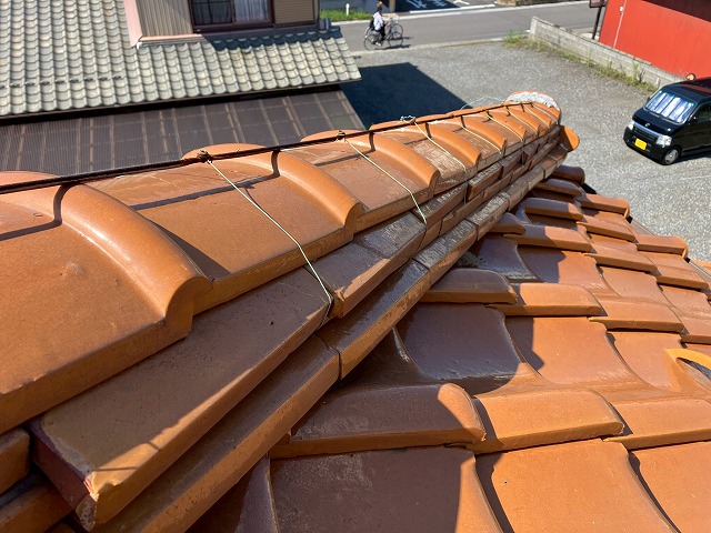 棟瓦がズレて脱落しそうになっている